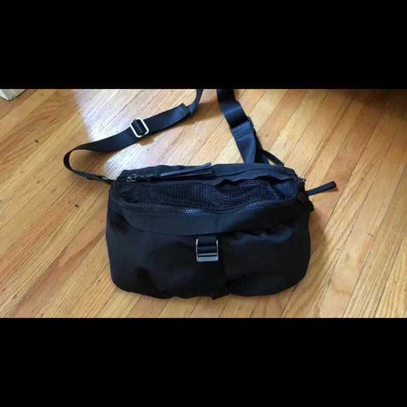 Lululemon Athletica Black Crossbody Bag - Picture 1 of 8